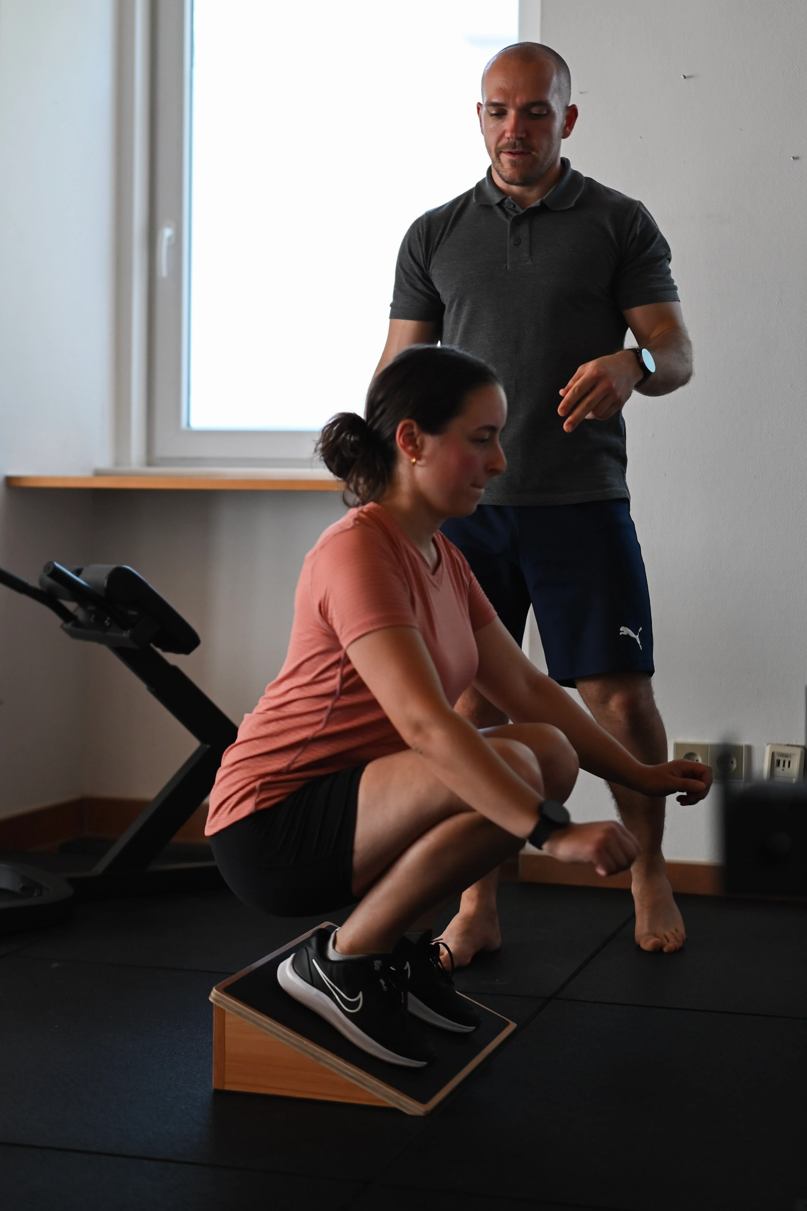 Stabilitätsübung auf dem Balancebrett